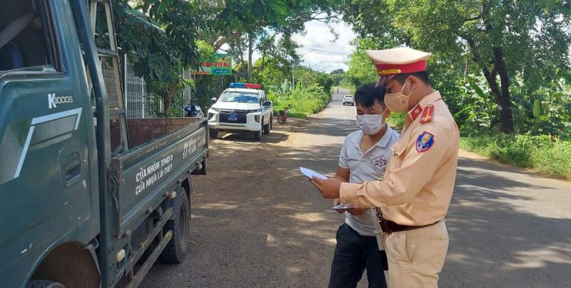 Công an TP. Buôn Ma Thuột kiểm tra hành chính người tham gia giao thông trên Tỉnh lộ 1, đoạn qua phường Thành Nhất.