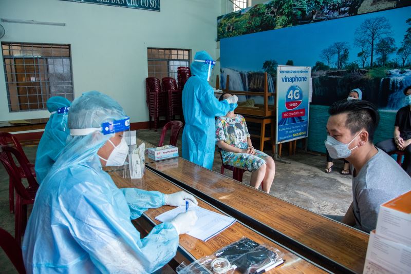 Nhân viên y tế lấy mẫu xét nghiệm SARS-CoV-2 cho người dân thành phố Buôn Ma Thuột.