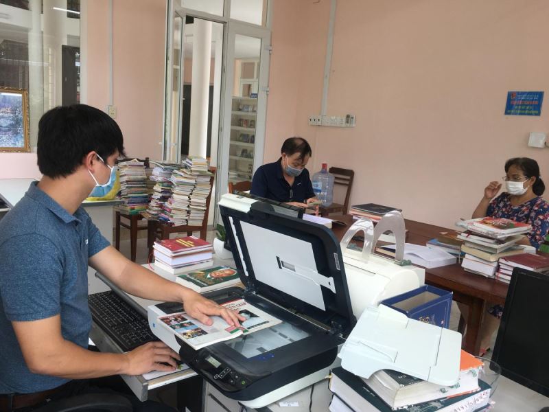 Cán bộ Thư viện tỉnh Đắk Lắk thực hiện một số công đoạn phục vụ cho triển lãm.