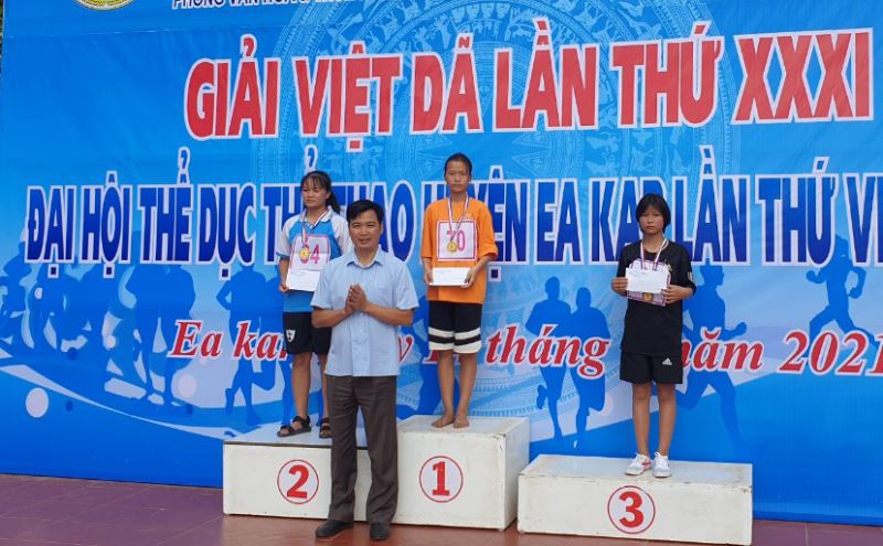 Đại diện Ban Tổ chức trao thưởng cho các VĐV xuất sắc