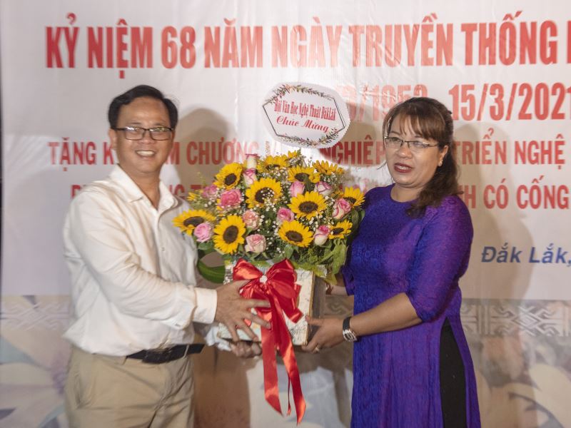Chủ tịch Hội VHNT Niê Thanh Mai tặng hoa chức mừng Chi hội Nhiếp ảnh