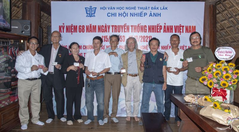 Đại diện Hội VHNT tỉnh trao thẻ cho 17 hội viên nhiếp ảnh Trung ương.