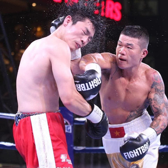 Trương Đình Hoàng (bên phải) trong trận tranh đai WBA Ảnh: facebook nhân vật