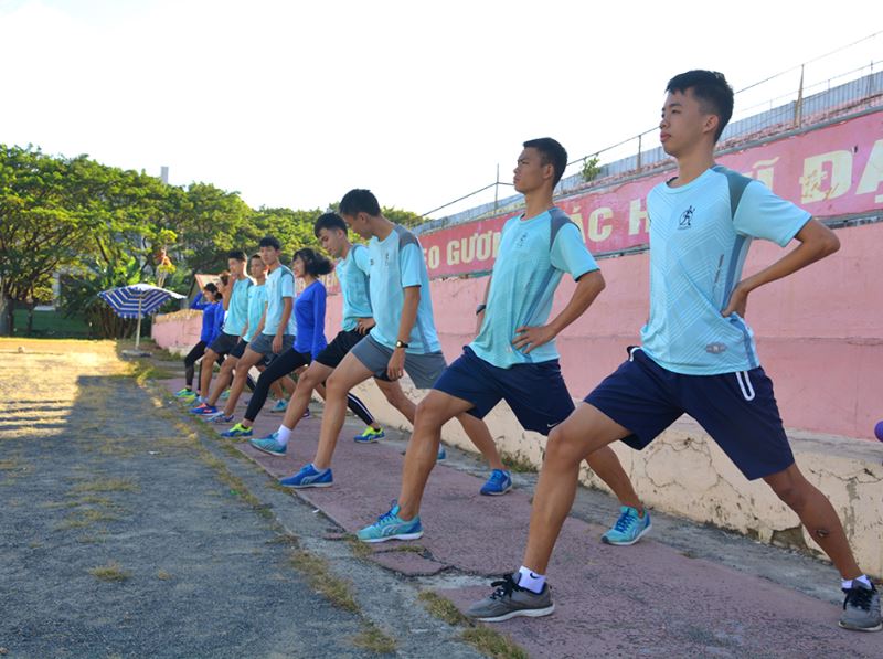 Nguyễn Văn Huy (bìa phải) tập luyện cùng đồng đội.