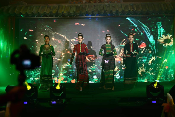 Trình diễn các trang phục áo dài thổ cẩm của nhà thiết kế Nguyễn Thành Trung. (Ảnh nhân vật cung cấp)