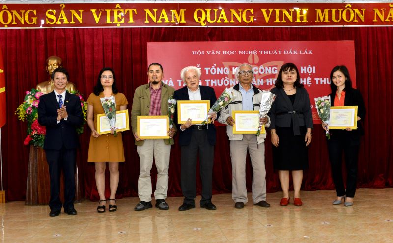 Phó Chủ tịch UBND tỉnh H'Yim Kđoh trao tặng Giải thưởng VH-NT cho các tác giả