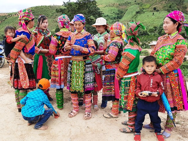 Trang phục phụ nữ dân tộc Mông trong Ngày hội.
