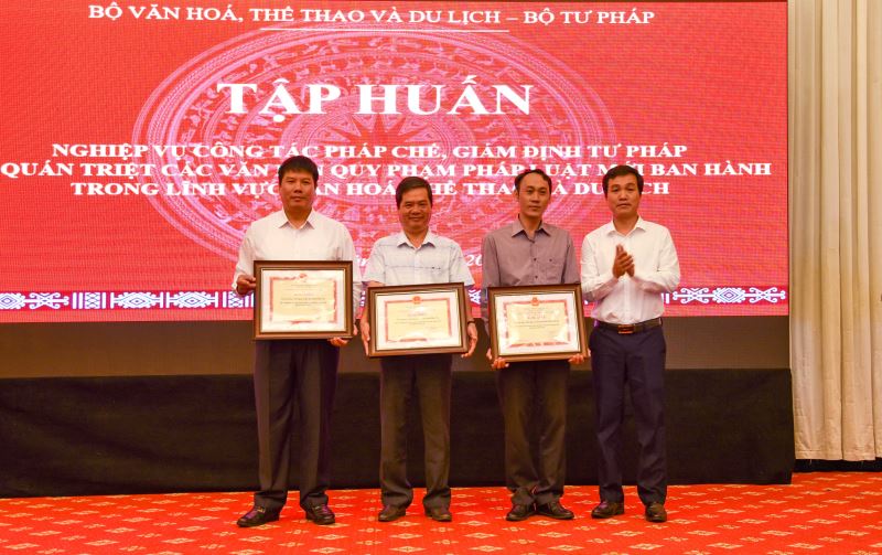 Đại diện lãnh đạo Sở VH-TT-DL tỉnh Đắk Lắk (ngoài cùng bên trái) nhận Bằng khen của Bộ trưởng Bộ VH-TT-DL 