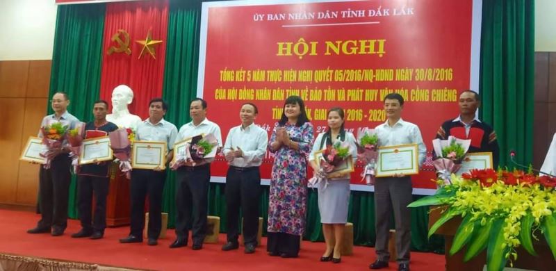  Phó Chủ tịch UBND tỉnh H' Yim Kđoh trao Bằng khen của UBND tỉnh tặng các tập thể đạt thành tích xuất sắc về “Bảo tồn, phát huy văn hóa cồng chiêng tỉnh Đắk Lắk”, giai đoạn 2016 - 2020.