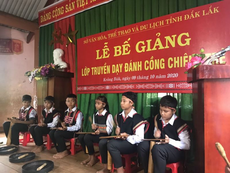 Các em học viên báo cáo kết quả nội dung đánh chiêng Tre (Ching Kram)