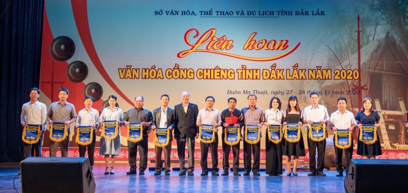 Giám đốc Sở VHTTDL Thái Hồng Hà trao Cờ lưu niệm cho các đơn vị tham gia