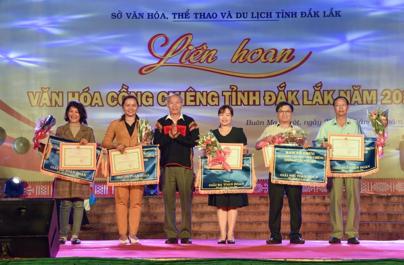 Giám đốc Sở VHTTDL Thái Hồng Hà trao Giải toàn đoàn cho các đơn vị xuất sắc