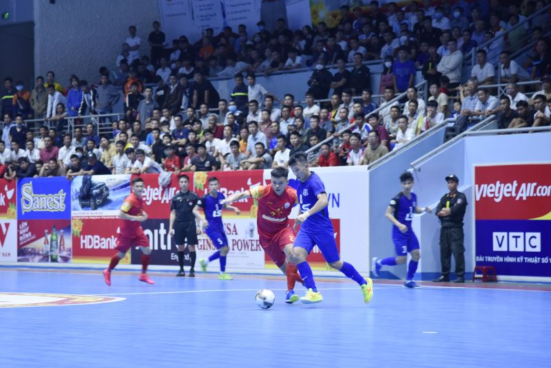 Thái Sơn Nam (áo xanh), giành chiến thắng kịch tính trước S. Sanatech Khành Hòa trong trận chung kết.