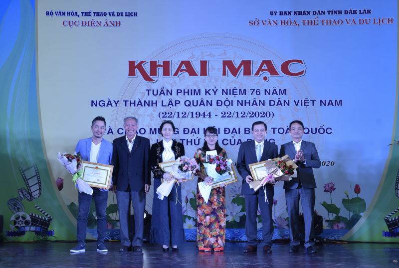 Thừa ủy quyền của Chủ tịch UBND tỉnh Đắk Lắk, đại diện lãnh đạo Sở VHTTDL trao Bằng khen tặng các cá nhân và tập thể thuộc Cục Điện ảnh.