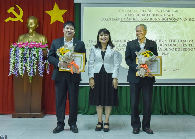 Thừa ủy quyền của Thủ tướng Chính phủ, Phó Chủ tịch UBND tỉnh H’Yim Kđoh trao Bằng khen của Thủ tướng Chính phủ tặng tập thể và cá nhân 
