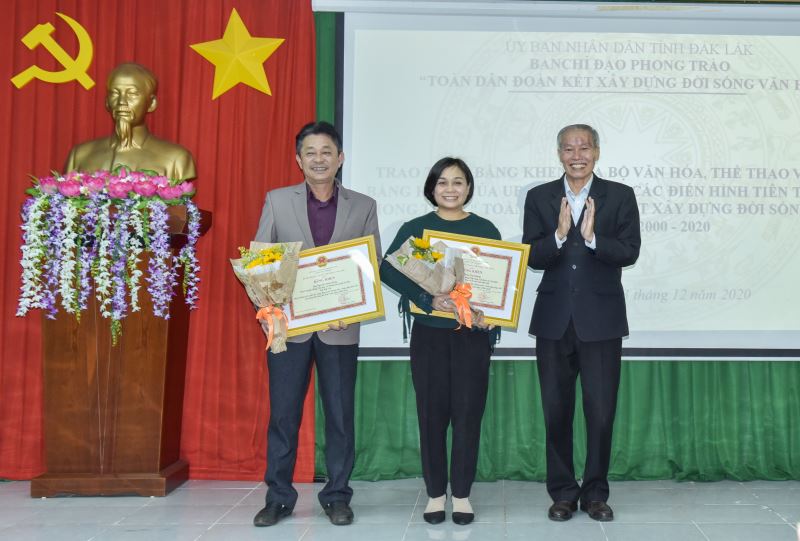 Giám đốc Sở Văn hóa, Thể thao và Du lịch, Phó Trưởng Ban Chỉ đạo phong trào Thái Hồng Hà trao Bằng khen của Bộ Văn hóa, Thể thao và Du lịch tặng các tập thể   