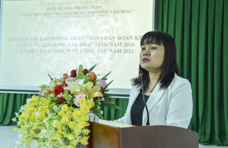 Phó Chủ tịch UBND tỉnh, Trưởng Ban Chỉ đạo phong trào“Toàn dân đoàn kết xây dựng đời sống văn hóa” tỉnh H’Yim Kđoh phát biểu tại hội nghị.