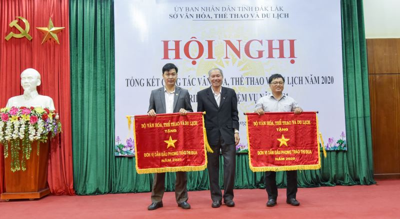 Giám đốc Sở VHTTDL Thái Hồng Hà trao Cờ thi đua của Bộ VHTTDL cho đơn vị dẫn đầu phong trào thi đua