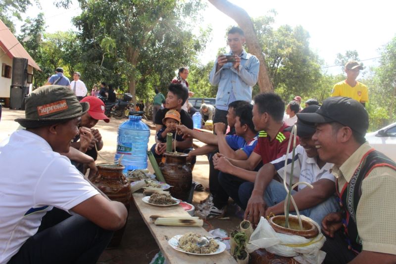 Các món ăn, rượu cần do người dân buôn Kon Hring chuẩn bị được mang ra nhà cộng đồng để mọi người cùng thưởng thức.