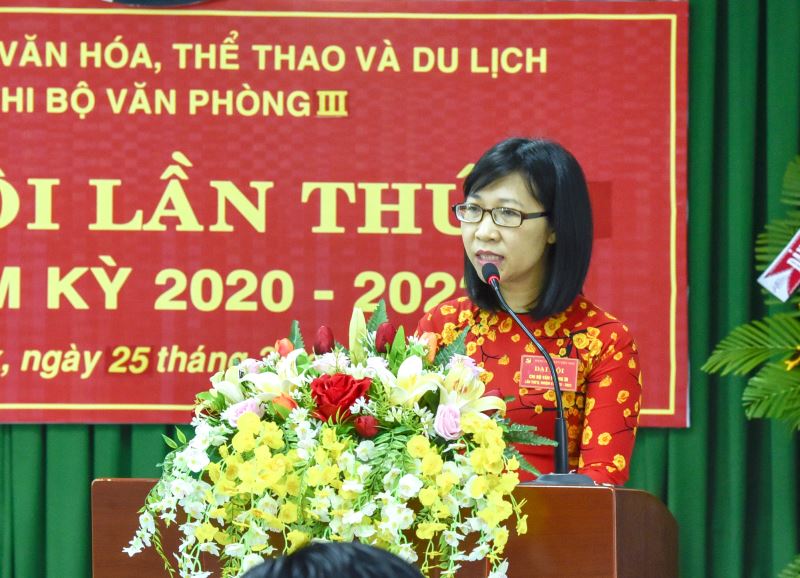 Đ/c Võ Thị Phượng, Quyền Trưởng phòng QLVH phát biểu tham luận tại Đại hội