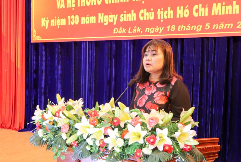 Phó Chủ tịch UBND tỉnh H'Yim Kđoh trình bày tham luận "Học tập và làm theo tư tưởng, đạo đức, phong cách Hồ Chí Minh trong xây dựng nền hành chính hiện đại vì nhân dân phục vụ trên địa bàn tỉnh". Ảnh: Hoàng Gia