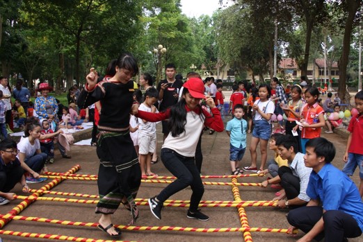 Trẻ em vui chơi tại Bảo tàng Đắk Lắk