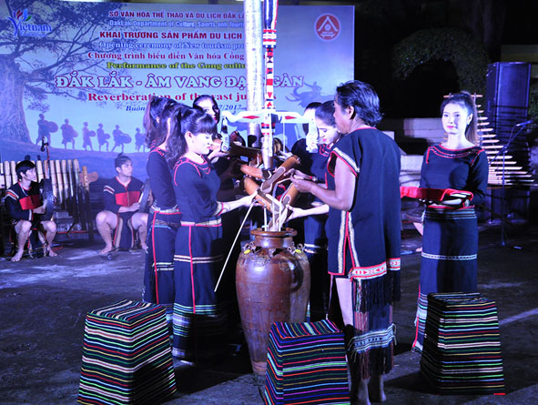 Nghi thức đón khách được tái hiện trong Chương trình "Âm vang đại ngàn" phục vụ khách du lịch tại TP. Buôn Ma Thuột.