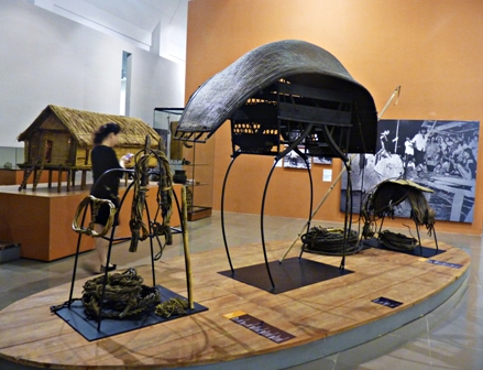 Bành và mái che voi được trưng bày tại Bảo tàng tỉnh