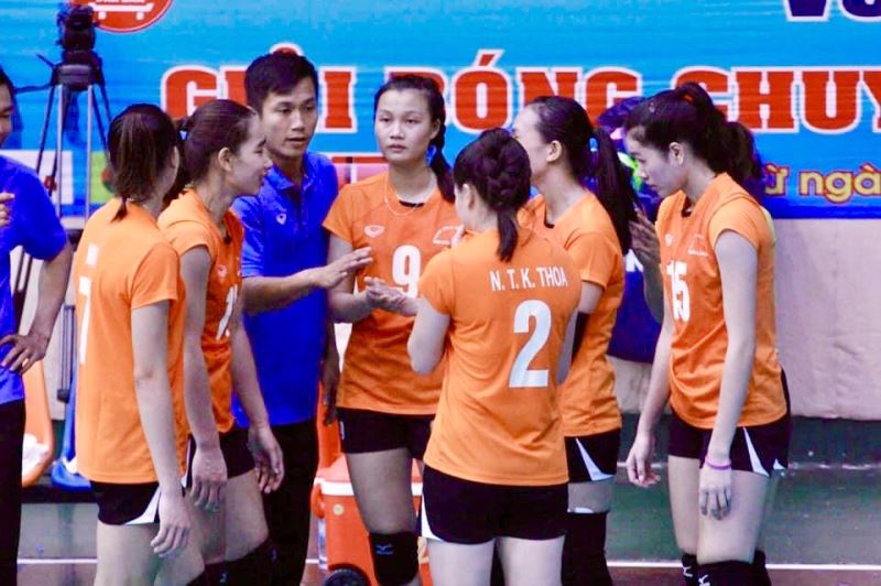 Các cô gái đội bóng chuyền nữ Đắk Lắk hội ý cùng ban huấn luyện ở trận đấu gặp Truyền hình Vĩnh Long.