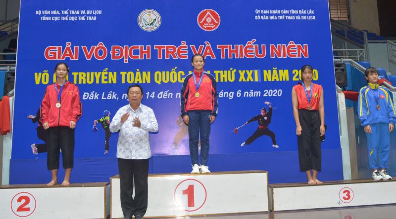Ban tổ chức trao Huy chương Vàng cho nữ võ sĩ Phạm Thị Lệ Thu (thứ ba từ trái sang) của chủ  nhà Đắk Lắk