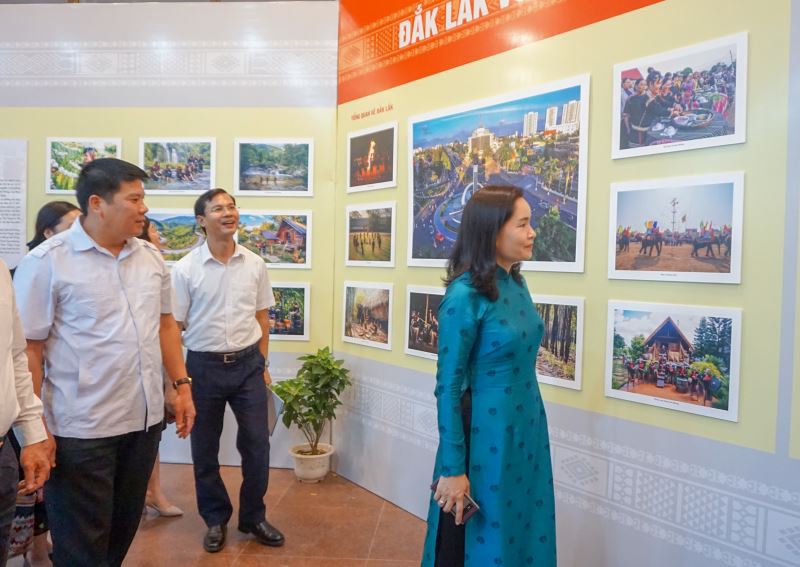 Tiến sĩ Trịnh Thị Thủy, Ủy viên Ban Cán sự Đảng, Thứ trưởng Bộ Văn hóa, Thể thao và Du lịch thăm Không gia trưng bày của tỉnh Đắk Lắk