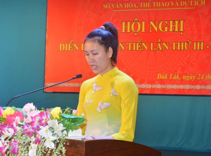 Cá nhân điển hình tiên tiến Nguyễn Thị Trinh phát biểu tham luận tại hội nghị.