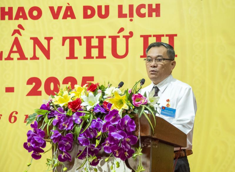 Phó Bí thư Thường trực Đảng ủy Khối các cơ quan và doanh nghiệp tỉnh Nguyễn Đình Hoàng phất biểu chỉ đạo Đại hội