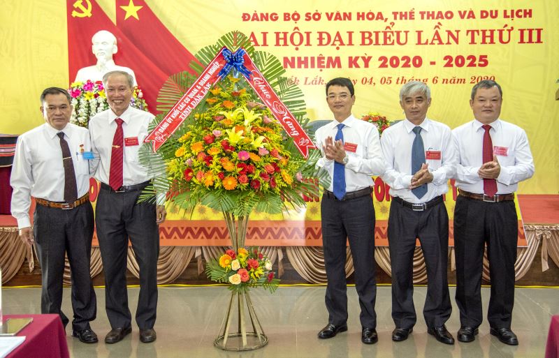 Phó Bí thư Thường trực Đảng ủy Khối các cơ quan và doanh nghiệp tỉnh Nguyễn Đình Hoàng tặng hoa chúc mừng Đại hội