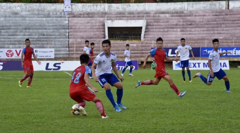 Các Cầu thủ Huế luôn kèm chặt đội chủ nhà Đắk Lắk