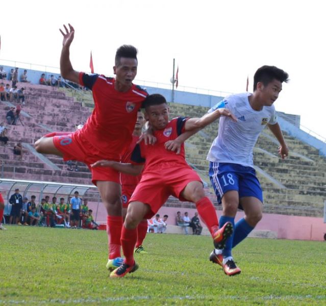 Các cầu thủ Đắk Lắk (áo đỏ) đối đầu với Huế trong mùa giải 2019 trên Sân vận động Buôn Ma Thuột. (Ảnh minh họa)