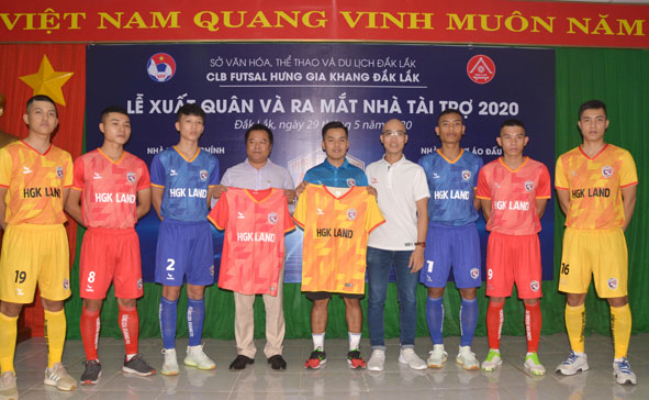 Câu lạc bộ futsal Hưng Gia Khang Đắk Lắk làm lễ xuất quân dự vòng loại Giải futsal vô địch quốc gia 2020.