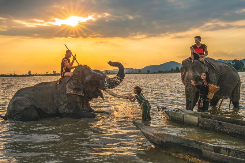 Bình yên bên hồ Lắk.  Ảnh: Ngô Minh Phương