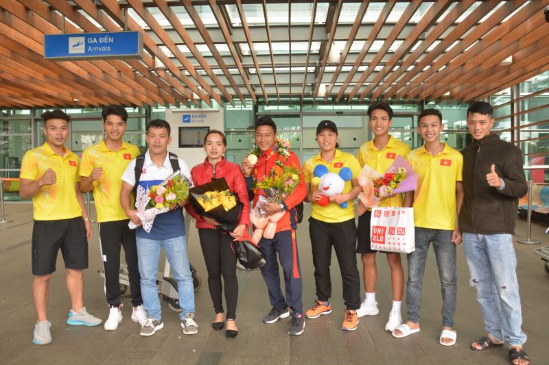 Nhà vô địch SEA Games 30 Phạm Bá Hợi (giữa) được đồng đội chào đón trong ngày trở về.