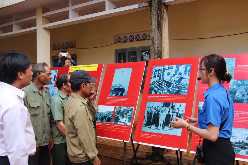 Thuyết trình giới thiệu về triển lãm ảnh "Đảng Cộng sản Việt Nam - Những mốc son lịch sử"