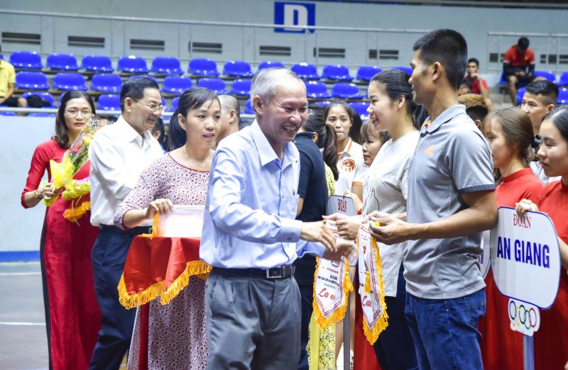 Ông Thái Hồng Hà, Tỉnh ủy viên – Giám đốc Sở Văn hóa, Thể thao và Du lịch - Trưởng Ban Tổ chức giải tặng hoa cho các đoàn tham gia