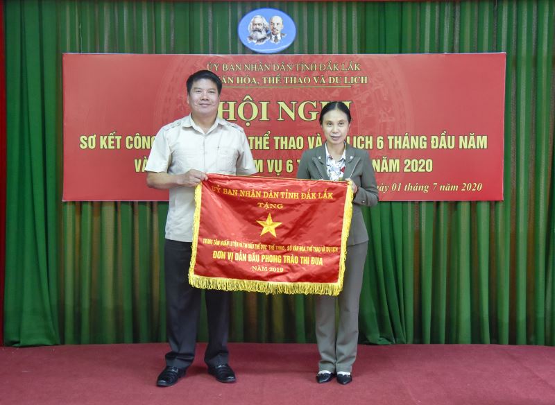 Phó Giám đốc Sở Văn hóa, Thể thao và Du lịch Nguyễn Văn Hà trao Cờ của UUBND tỉnh tặng đơn vị dẫn đầu phong trào thi đua năm 2019.