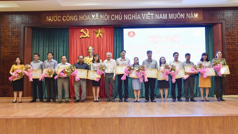 Giám đốc Sở VHTTDL Thái Hồng Hà trao Giấy khen cho các tập thể và cá nhân có thành tích xuất sắc trong triển khai thực hiện Chiến lược phát triển gia đình Việt Nam