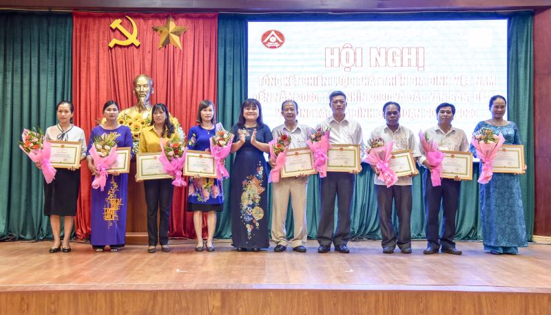 Các tập thể có thành tích xuất sắc trong triển khai thực hiện Chiến lược phát triển gia đình Việt Nam được UBND tỉnh tặng Bằng khen