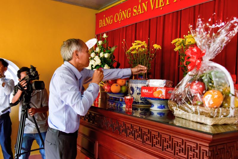 Giám đốc Sở Văn hóa, Thể thao và Du lịch Thái Hồng Hà dâng hương tại Bia Tưởng niệm các chiến sĩ đã hy sinh tại Nhà đày Buôn Ma Thuột