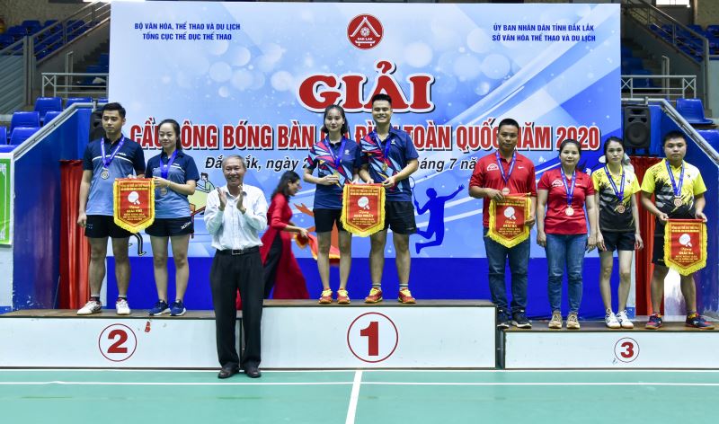 Giám đốc Sở Văn hóa, Thể thao và Du lịch Thái Hồng Hà trao thưởng cho các vận động viên đạt thành tích cao ở môn bóng bàn, nội dung đôi vợ chồng trên 35 tuổi.