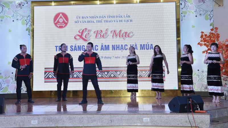 Các nghệ sĩ Đoàn Ca múa dân tộc Đắk Lắk thể hiện những sáng tác mới của thành viên tham gia trại