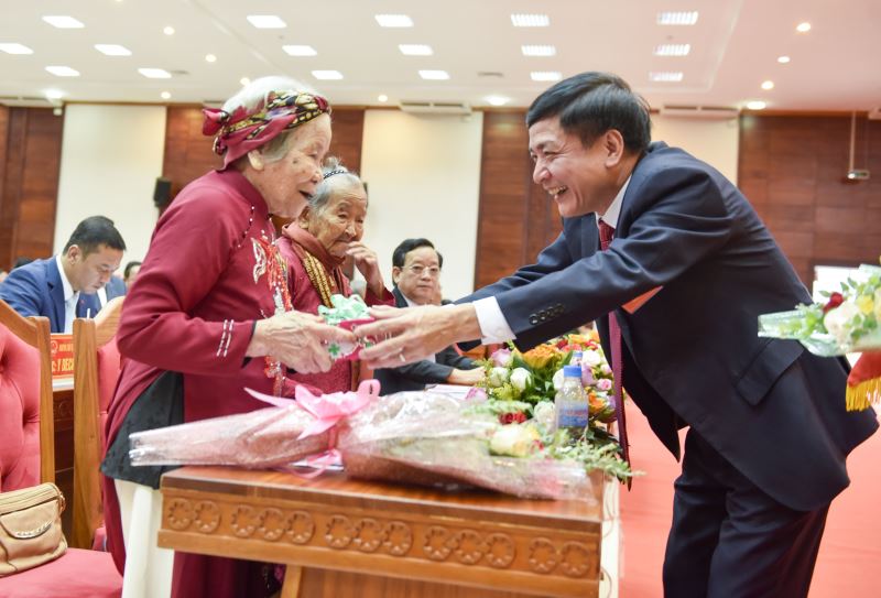Bí thư Tỉnh ủy Bùi Văn Cường trao quà cho Mẹ Việt Nam Anh hùng tại Đại hội