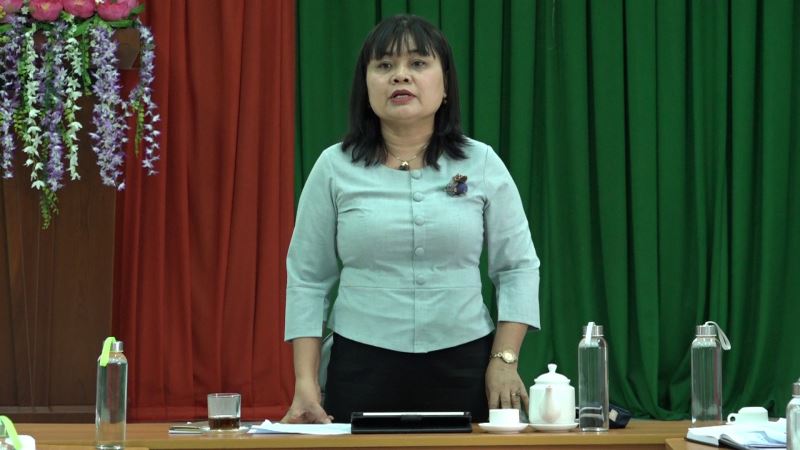 Phó Chủ tịch Ủy ban nhân dân tỉnh, Chủ tịch Hội đồng xét tặng H’Yim Kdoh phát biểu tại cuộc họp