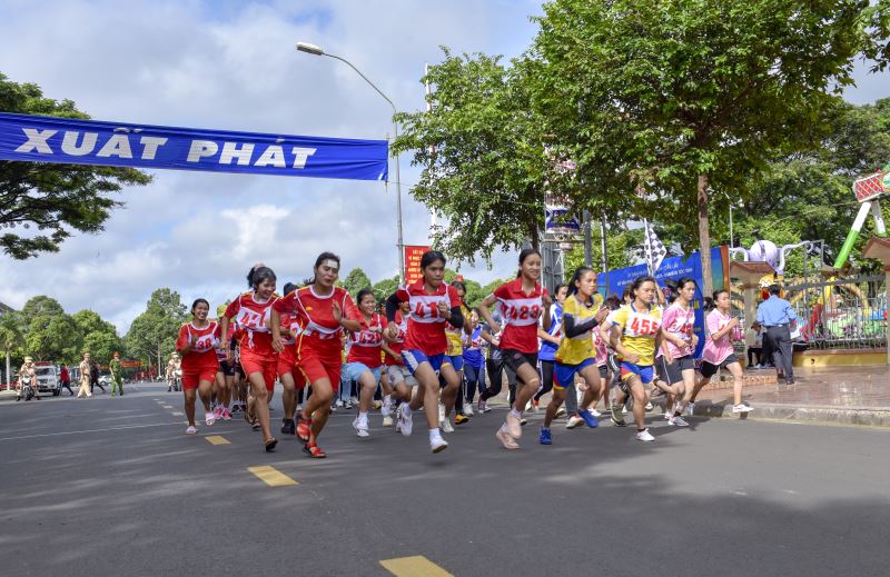Các vận động viên nữ xuất phát ở nội dung 2 km môn Việt dã